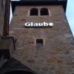 Kirchturm St. Josef mit Installation "Glaube"