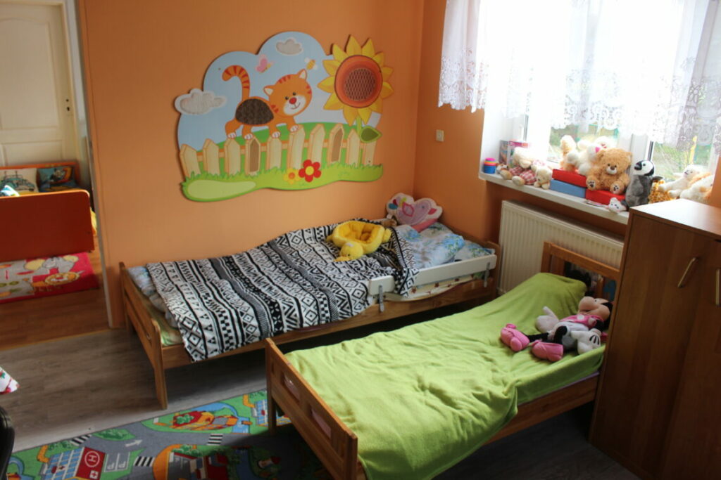 Kinderzimmer im polnischen Kinderheim in Jaksice